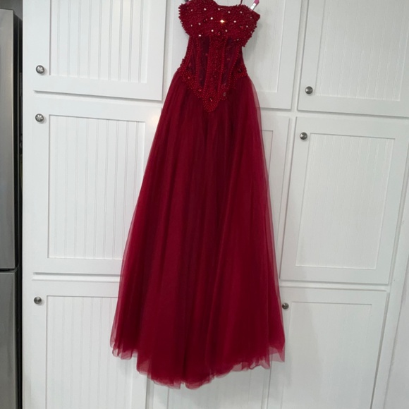 STRAPLESS SWEETHEART FORMAL CRIMSON COLORED BALL GOWN HANDCRAFTED - Picture 4 of 5